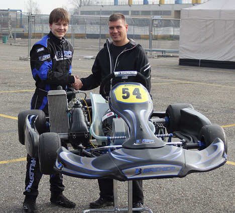 Jacob Kallestrup og Ronnie Bremer trykker hånd på aftalen.